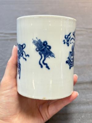 Two Chinese blue and white vases, a covered jar and a brush pot, Kangxi and later — 照片 20