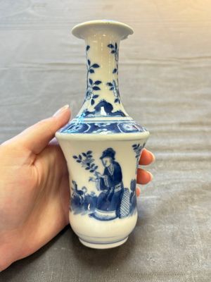 Two Chinese blue and white vases, a covered jar and a brush pot, Kangxi and later — 照片 2