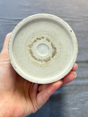 Two Chinese blue and white vases, a covered jar and a brush pot, Kangxi and later — 照片 22