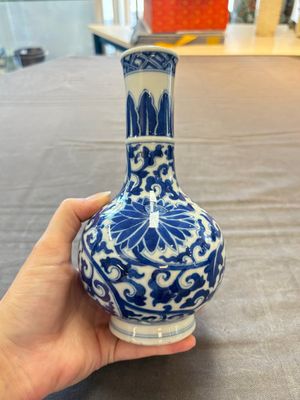 Two Chinese blue and white vases, a covered jar and a brush pot, Kangxi and later — 照片 23