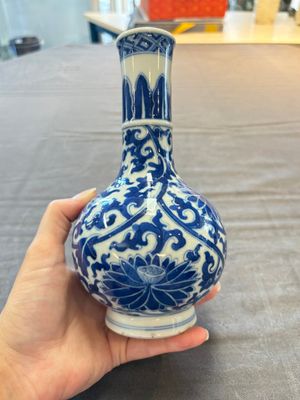 Two Chinese blue and white vases, a covered jar and a brush pot, Kangxi and later — 照片 24
