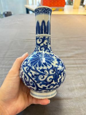 Two Chinese blue and white vases, a covered jar and a brush pot, Kangxi and later — 照片 25