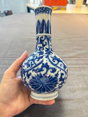 Two Chinese blue and white vases, a covered jar and a brush pot, Kangxi and later — 照片 26