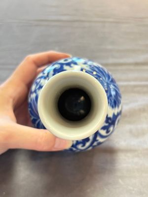 Two Chinese blue and white vases, a covered jar and a brush pot, Kangxi and later — 照片 27