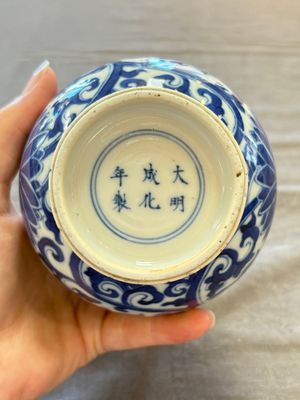Two Chinese blue and white vases, a covered jar and a brush pot, Kangxi and later — 照片 28