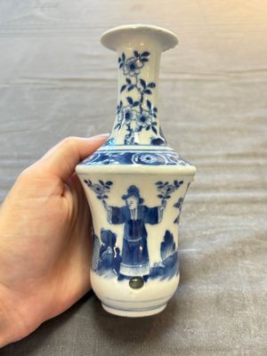 Two Chinese blue and white vases, a covered jar and a brush pot, Kangxi and later — 照片 3