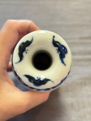 Two Chinese blue and white vases, a covered jar and a brush pot, Kangxi and later — 照片 5