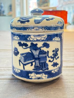 Two Chinese blue and white vases, a covered jar and a brush pot, Kangxi and later — 照片 7