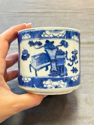 Two Chinese blue and white vases, a covered jar and a brush pot, Kangxi and later — 照片 8