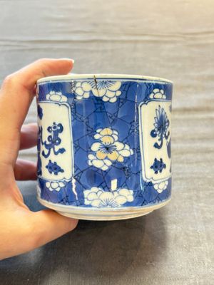 Two Chinese blue and white vases, a covered jar and a brush pot, Kangxi and later — 照片 9