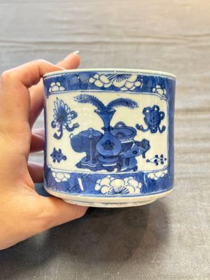 Two Chinese blue and white vases, a covered jar and a brush pot, Kangxi and later — 照片 10