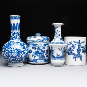 Two Chinese blue and white vases, a covered jar and a brush pot, Kangxi and later — 照片 1
