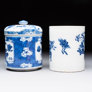 Two Chinese blue and white vases, a covered jar and a brush pot, Kangxi and later — 照片 11