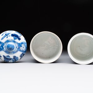 Two Chinese blue and white vases, a covered jar and a brush pot, Kangxi and later — 照片 12