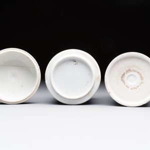 Two Chinese blue and white vases, a covered jar and a brush pot, Kangxi and later — 照片 13