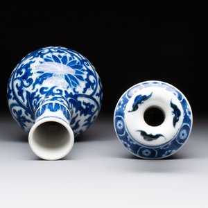 Two Chinese blue and white vases, a covered jar and a brush pot, Kangxi and later — 照片 6