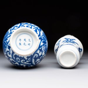 Two Chinese blue and white vases, a covered jar and a brush pot, Kangxi and later — 照片 7