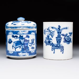 Two Chinese blue and white vases, a covered jar and a brush pot, Kangxi and later — 照片 8