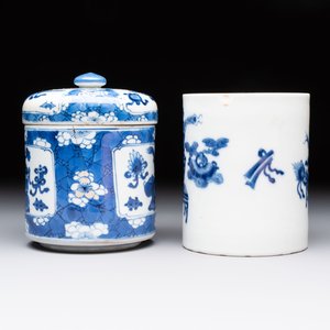 Two Chinese blue and white vases, a covered jar and a brush pot, Kangxi and later — 照片 9
