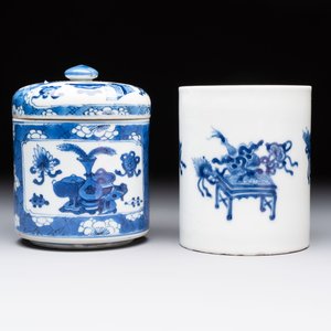 Two Chinese blue and white vases, a covered jar and a brush pot, Kangxi and later — 照片 10