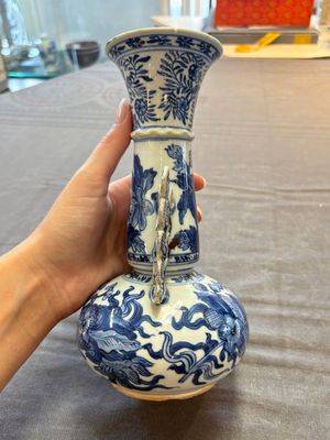 Two Chinese blue and white vases after Venetian glass models and a 'horses' bowl, Kangxi — 照片 11