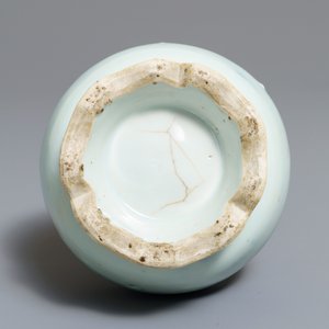 Two Chinese blue and white vases and a brush rest, Wanli/Kangxi — 照片 12