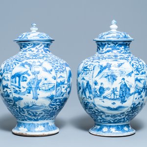 Two Chinese blue and white vases and covers, Wanli — 照片 3