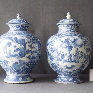 Two Chinese blue and white vases and covers, Wanli — 照片 9