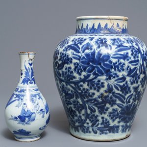Two Chinese blue and white vases, Kangxi and Transitional period — 照片 4