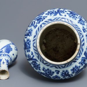 Two Chinese blue and white vases, Kangxi and Transitional period — 照片 5