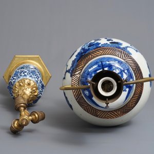 Two Chinese blue and white vases mounted as lamps, Kangxi and 19th C. — 照片 5
