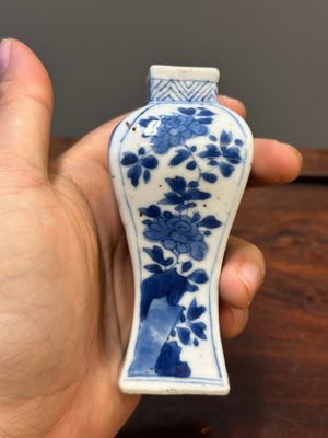 Two Chinese blue and white vases, two miniature jugs and a tea caddy, Kangxi — photo 11