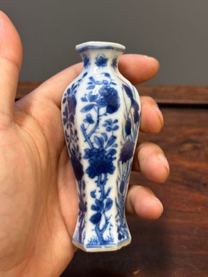 Two Chinese blue and white vases, two miniature jugs and a tea caddy, Kangxi — photo 14