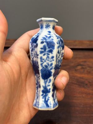 Two Chinese blue and white vases, two miniature jugs and a tea caddy, Kangxi — photo 15