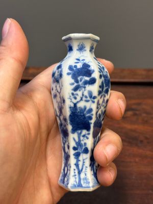 Two Chinese blue and white vases, two miniature jugs and a tea caddy, Kangxi — photo 16