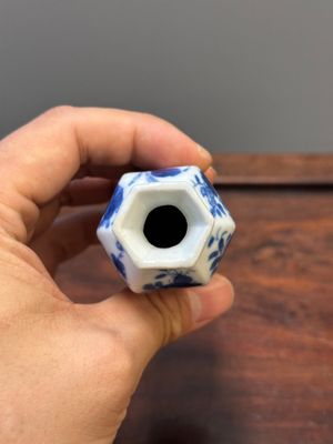 Two Chinese blue and white vases, two miniature jugs and a tea caddy, Kangxi — photo 17