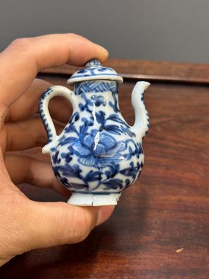 Two Chinese blue and white vases, two miniature jugs and a tea caddy, Kangxi — photo 19
