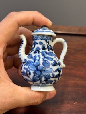 Two Chinese blue and white vases, two miniature jugs and a tea caddy, Kangxi — photo 20