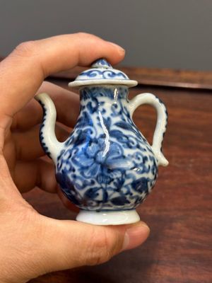 Two Chinese blue and white vases, two miniature jugs and a tea caddy, Kangxi — photo 25