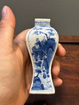 Two Chinese blue and white vases, two miniature jugs and a tea caddy, Kangxi — photo 8