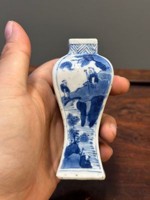 Two Chinese blue and white vases, two miniature jugs and a tea caddy, Kangxi — photo 10