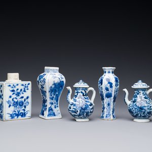 Two Chinese blue and white vases, two miniature jugs and a tea caddy, Kangxi — photo 1