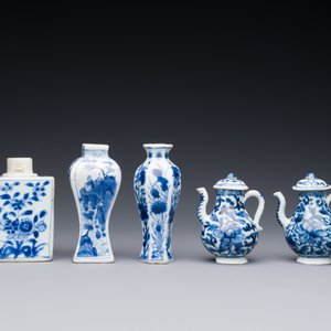 Two Chinese blue and white vases, two miniature jugs and a tea caddy, Kangxi — photo 2