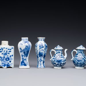 Two Chinese blue and white vases, two miniature jugs and a tea caddy, Kangxi — photo 3