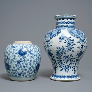 Two Chinese blue and white vases with floral design, Kangxi — 照片 2
