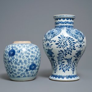 Two Chinese blue and white vases with floral design, Kangxi — 照片 3