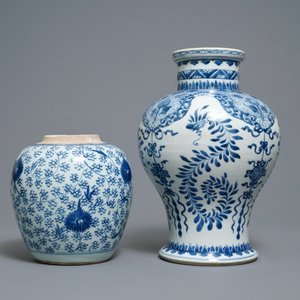 Two Chinese blue and white vases with floral design, Kangxi — 照片 4