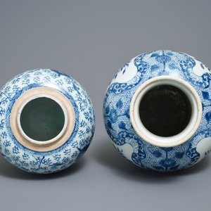 Two Chinese blue and white vases with floral design, Kangxi — 照片 6