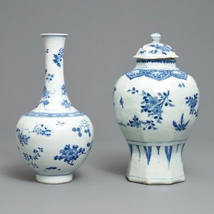 Two Chinese blue and white vases with floral design, Transitional period — 照片 1