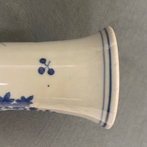 Two Chinese blue and white vases with floral design, Transitional period — 照片 13